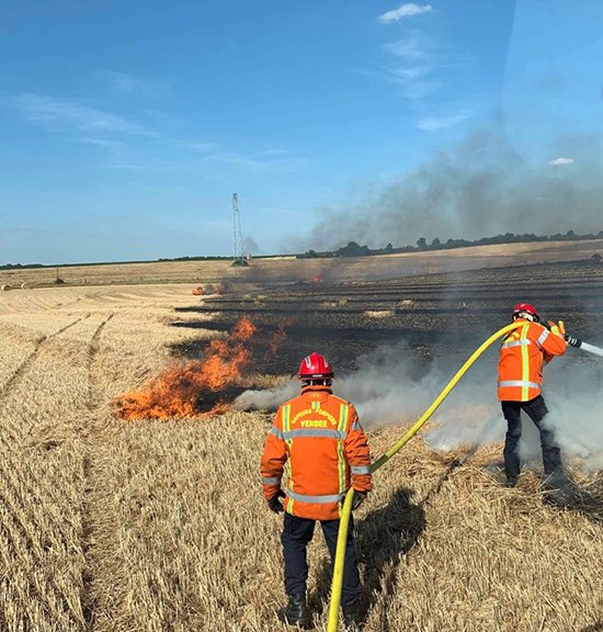 tlsv85's tweet photo. Une soixantaine de pompiers et des moyens matériels impressionnants pour venir à bout hier soir d'une incendie qui a ravagé 60ha de champ à #Corpe #SudVendee #FaitsDivers #Incendie #pompiers https://t.co/BzMKJcZ5gU https://t.co/GBnLujr4Ns