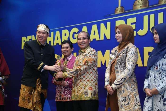 InisiatifDP's tweet photo. .@DP_dannypomanto Forum Ikatan Kedokteran Seluruh Indonesia (FIAKSI) memberikan penghargaan kepada saya sebagai  tokoh nasional atas dedikasi pada dunia kesehatan yang diberikan pada hari Jumat (28/6).
.
#DannyPomanto https://t.co/T8qSbH0lVr