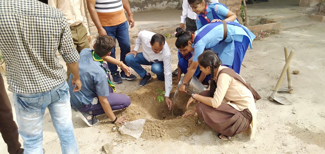 StateScout's tweet photo. आज राजस्थान राज्य स्टेट भारत स्काउट एंड गाइड मुख्यालय पाली द्वारा नेशनल ग्रीन कोर अभियान के माध्यम से वृक्षारोपण का जगह - 2 किया गया।  

#RajasthanScouts #BharatScouts #ScoutandGuide @bsgnhq https://t.co/EG28S78Zb4