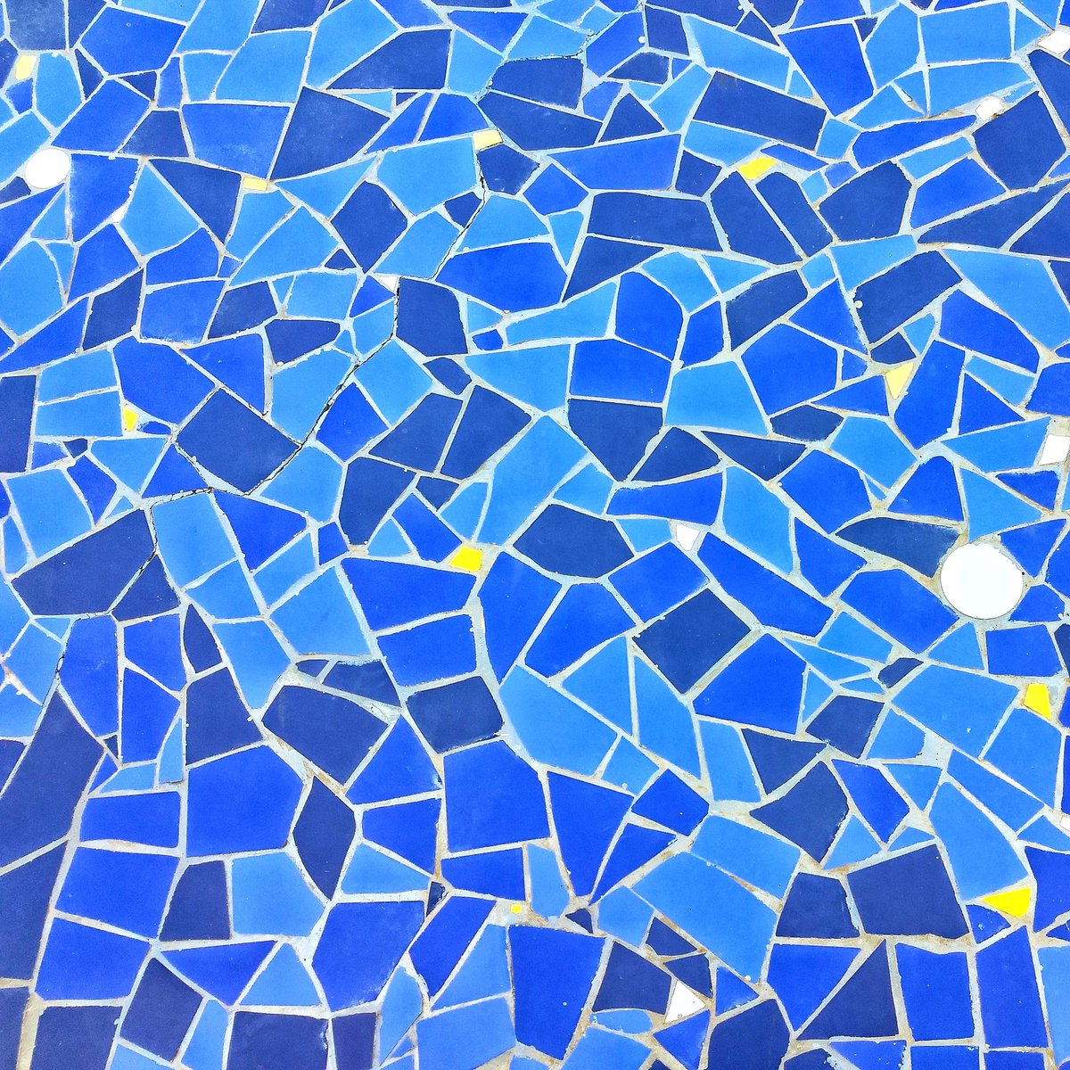 Nel blu, dipinto di blu.

#mosaic #pattern #bahnhof #milano #milanotoday #italy