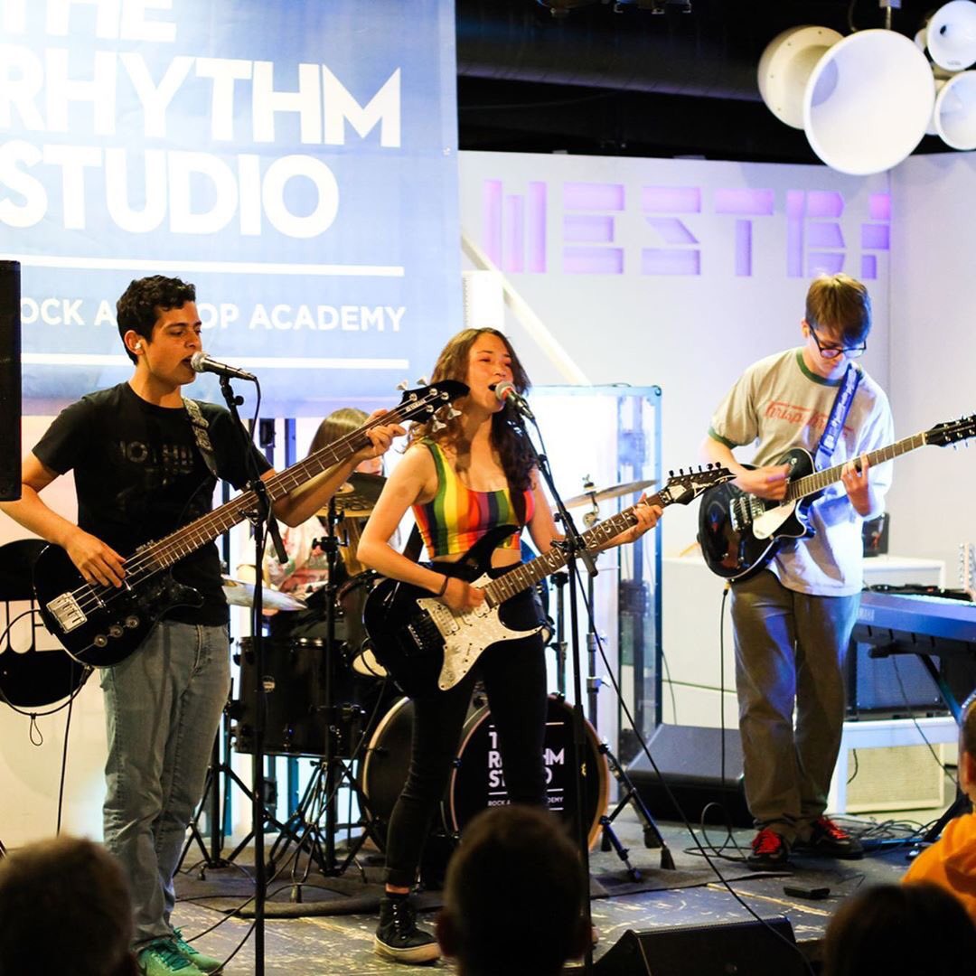greeniedrums's tweet photo. @therhythmstudio end of year gig week at @LondonWestBank was immense.
Total pleasure to teach these super talented young students.
👏🏻 🎼🎤🥁🎹🎸
#therhythmstudio #gigweek #bands #musiceducation #kensingtonandchelseacollege #musiceducation #musicschool #drumlessons #drumtuition https://t.co/iKG7SbHpT8