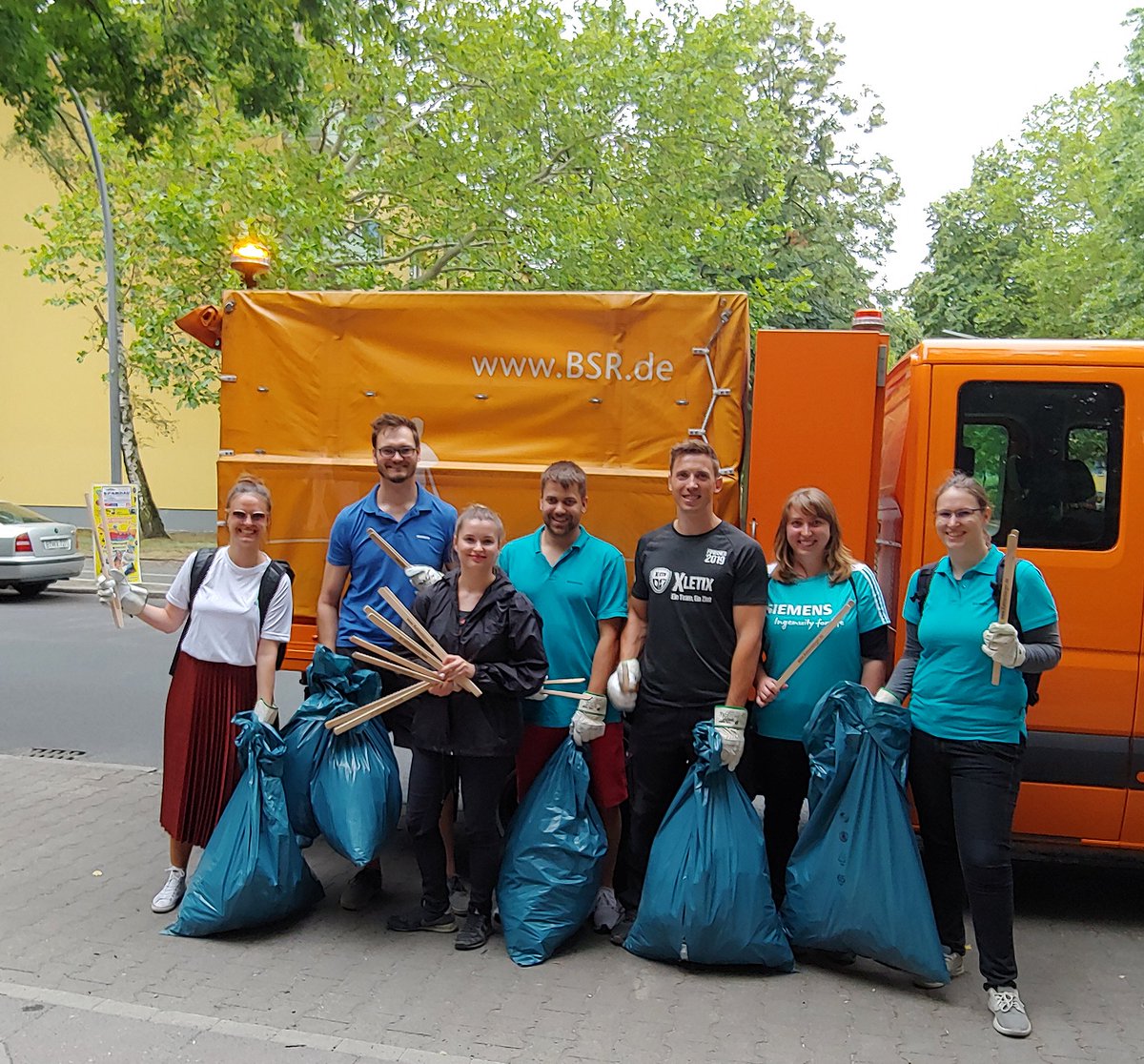 Müll sammeln für den guten Zweck: Gemeinsam mit der Initiative #Kehrenbuerger, räumten Siemens Nachwuchstalente die Jungfernheide in Berlin-Siemensstadt auf. Tolle Initiative! Jetzt sieht’s dort noch schöner aus. 😉 #Siemensstadt #KiezderMacher #Berlin