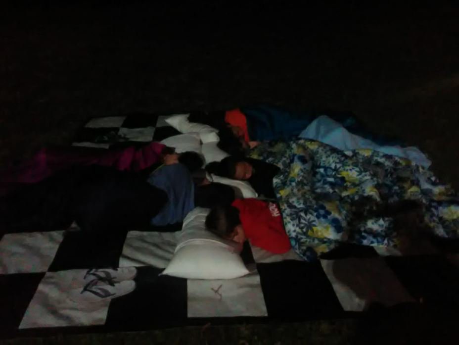 AJEDREZCABEZA's tweet photo. DÍA 7 (Y ÚLTIMO) DE CAMPAMENTO DE #AJEDREZ: Por la noche, algunos se quedaron hablando y dormidos sobre el tablero gigante! Despedidas, lágrimas, risas... Un auténtico disfrute ¡Y preparando ya el #campamento del #Verano que viene! @CASanturtzi @musicaconcabeza @FMA_ajedrez https://t.co/cwi2AznsXn
