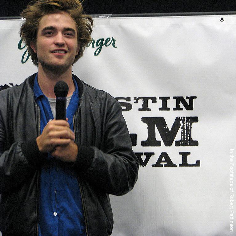 Robert presenta How to be en el Festival de Austin donde se lo ve con Ashley Greene. Unos días antes también habían asistido junto a Kellan y Catherine a la premiere de Sex drive, película de Summit. Kristen sigue desaparecida.