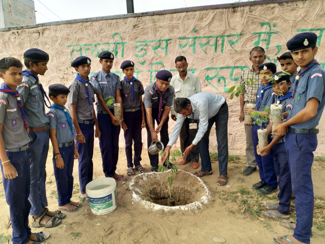 StateScout's tweet photo. राजस्थान राज्य भारत स्काउट एंड गाइड मुख्यालय जालोर  व नेशनल ग्रीन कोर इको क्लब द्वारा सघन पौधरोपण किया गया। रत जैसे प्रकृति पूजक देश में पर्यावरण पर गंभीर संकट खड़े हैं और इससे निपटने में पौधारोपण एक महत्वपूर्ण भूमिका निभा रहा है। 

#RajasthanScouts #BharatScouts #ScoutandGuide https://t.co/ErcSGTf7f9