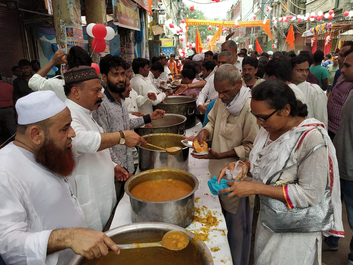 हिंदुओं की शोभा यात्रा में मुसलमानों की ओर से भंडारा. ये पुरानी दिल्ली की वो जगह है, जहां कुछ दिन पहले मंदिर में तोड़फोड़ की ख़बरें आने के बाद विवाद हुआ था. 
तस्वीर: मोहम्मद असगर