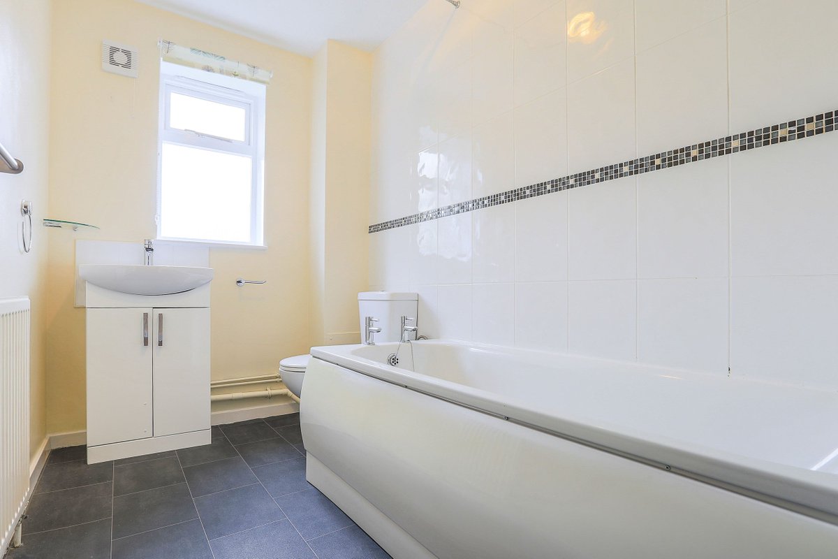 Need to move asap? We have the perfect one bedroom apartment available for only £825 pcm - Berrymeade Walk, Ifield. 
🏘️Available 25th July
🚗Allocated parking
🚍Close to local bus links
📞Call now on 01293 553889 to arrange a viewing
#nodepositnoproblem #hotproperty #Crawley