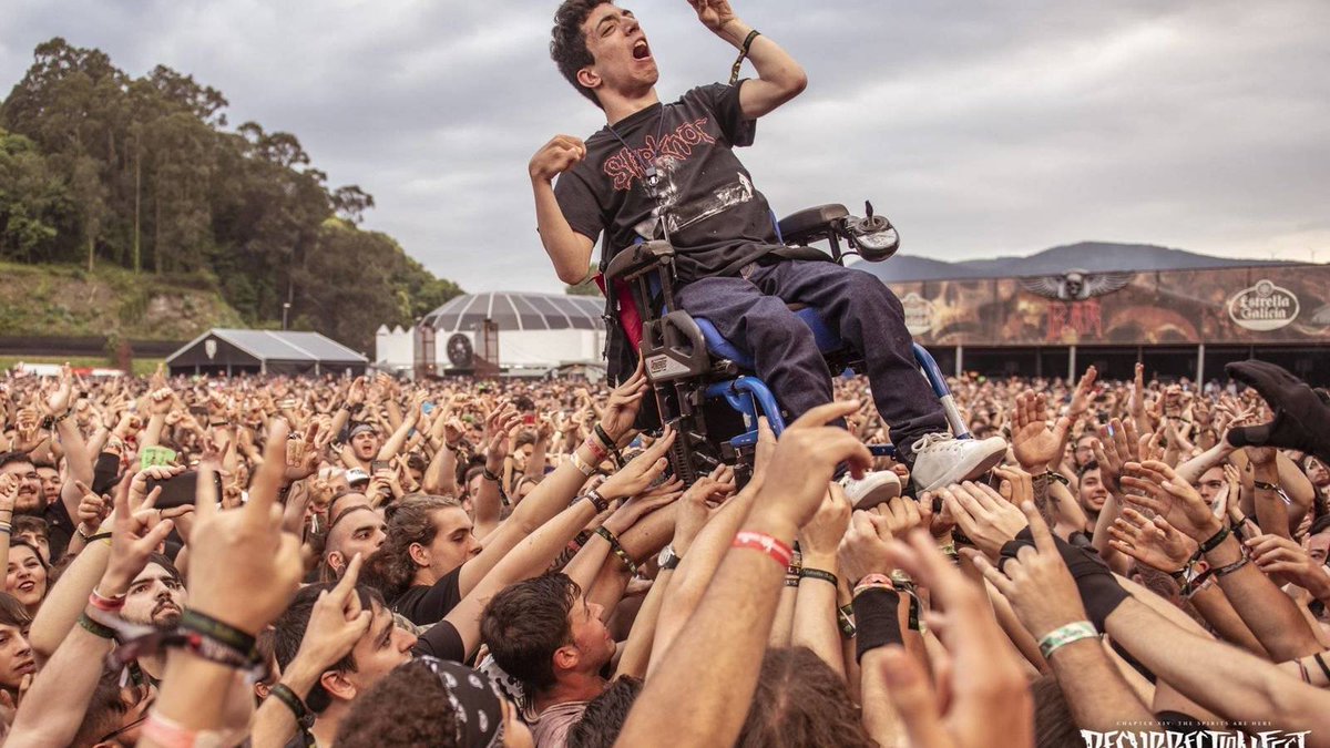 shababaty's tweet photo. #AlexDominguez es un chico a quien le gusta el rock 
Su parálisis cerebral,y su silla de ruedas,no le impidieron disfrutar como uno mas, de un concierto en el festival #ResurrectionFest, gracias a la solidaridad del publico asistente

El fotografo #DaniCruz inmortalizó el momento https://t.co/sywUlLKJjH