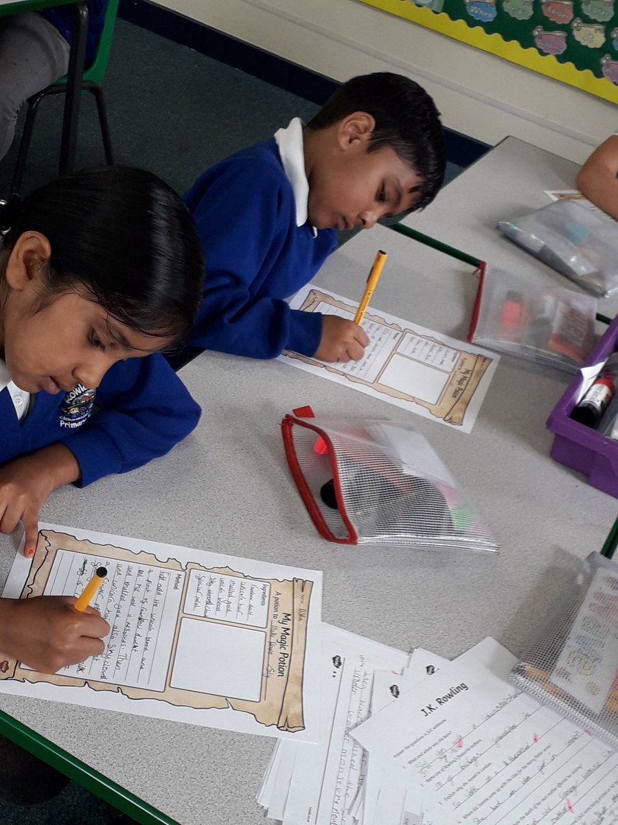 Rowlatts_TMET's tweet photo. Year 3 are busy writing instructions for a magic potion! #rhliteracy #magic #miniwizards 🧙🏽♀️🧚♀️⚡ https://t.co/oQAvhFOrWK