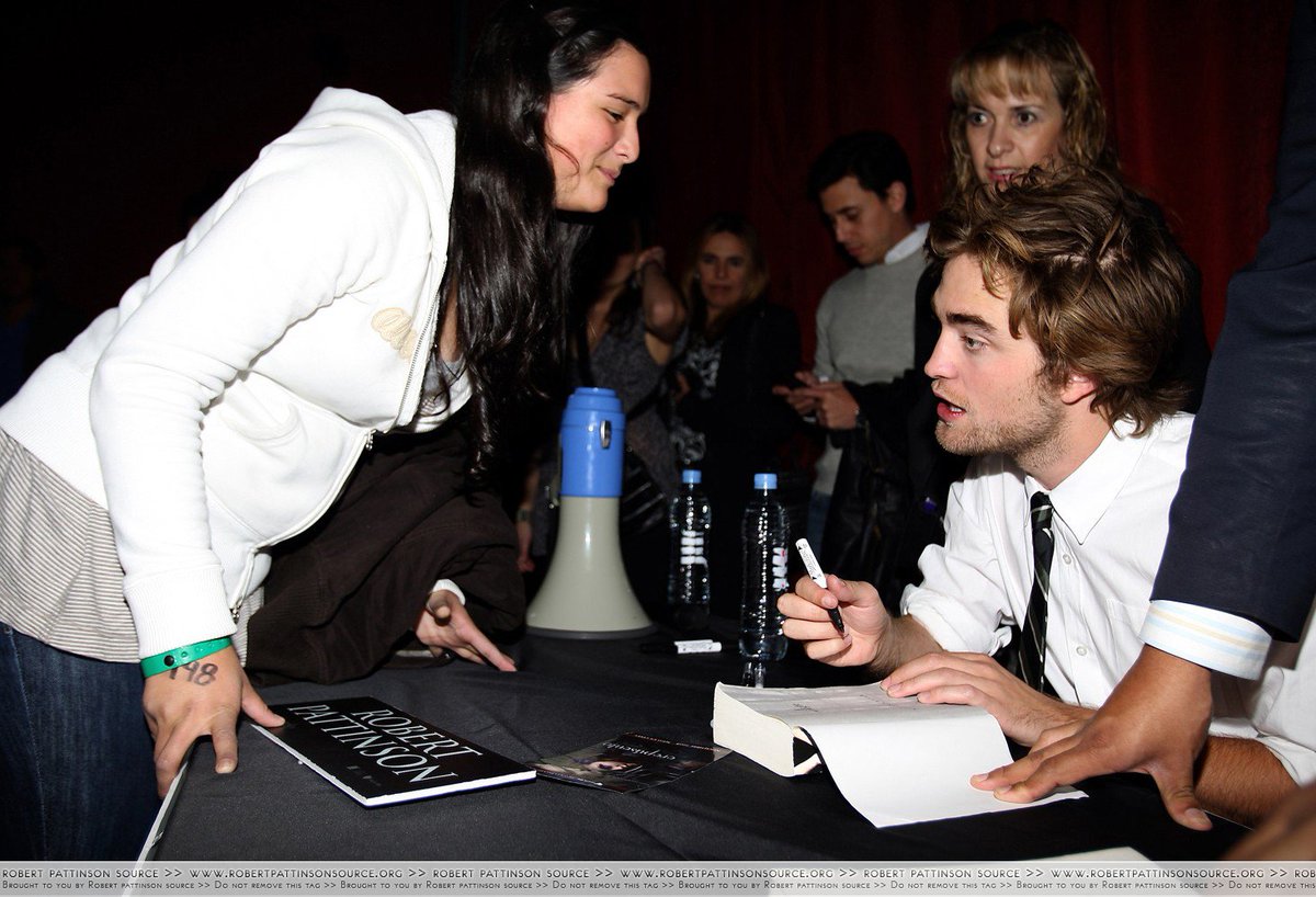 Queda un mes para el estreno y empiezan los eventos promocionales. El 22 de octubre Robert fue a México. El 27 de octubre Kristen, Cam y Catherine fueron a España.