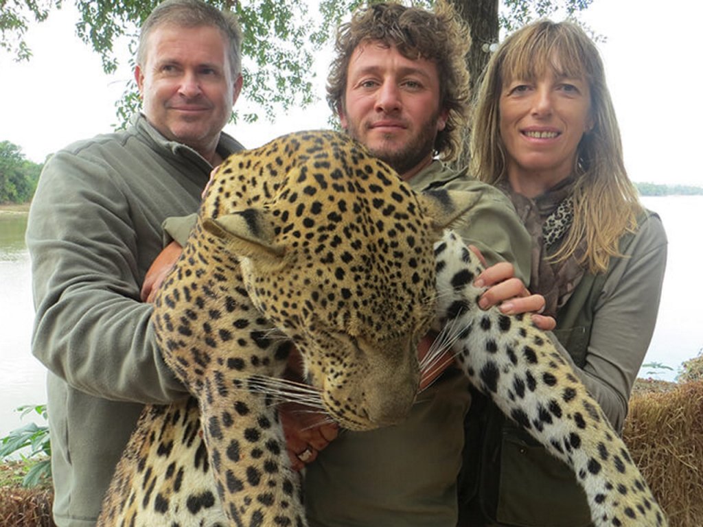 PoliceRealites's tweet photo. 🇫🇷 Arbresle. Les gérants du Super U auteurs d’un “safari-chasse” en Afrique https://t.co/t8mcl0Znxi https://t.co/R9agVZEN7n