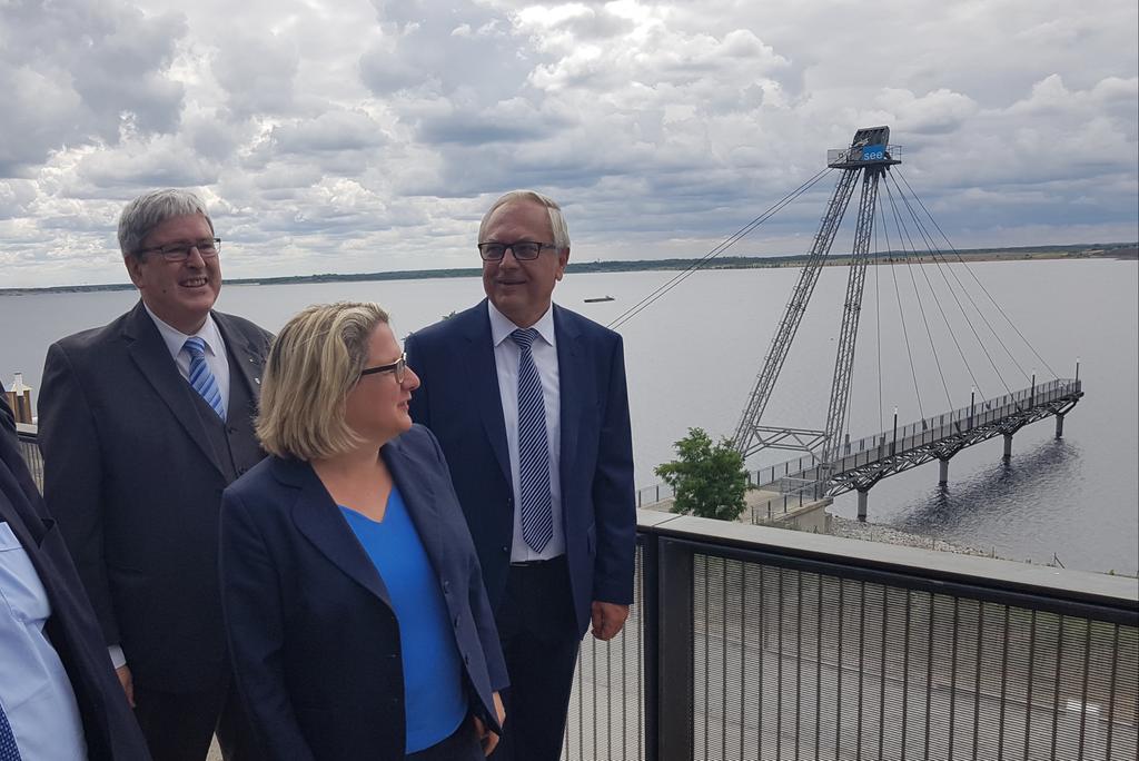 JensThurau's tweet photo. Umweltministerin @SvenjaSchulze68 am früheren #Braunkohletagebau #Meuro in #Brandenburg . Ein See dort, wo früher Braunkohle abgebaut wurde, der Großräschener See
@bmu @Lst_Lau_OSL_07 https://t.co/N9foQPzn35