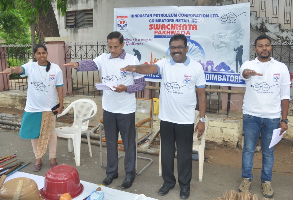 HCberro's tweet photo. HPCL Coimbatore RO participates in Swatchhta Pakhwada, Coimbatore City park cleaning in presence of Asst. Commissioner Shri Mahesh Kangaraj # VOC Park cleaning by 80 employees, HK staff, Contractors etc #Swatchhta Hi Seva 🙏 https://t.co/bN8xjMBaDO