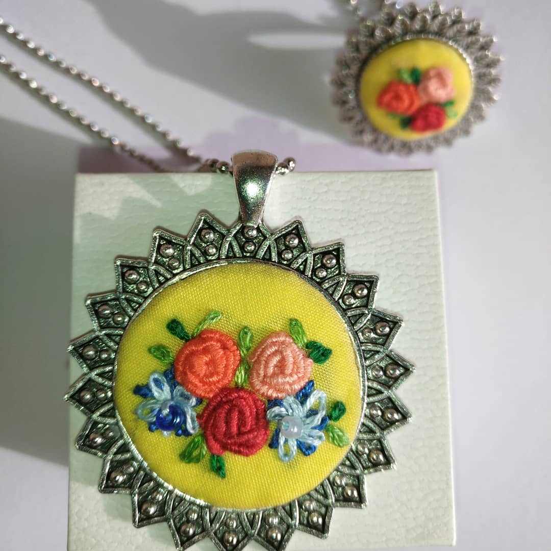 El amarillo significa luz y alegría.
Bordados a mano.
#handmade
#embrodeiry