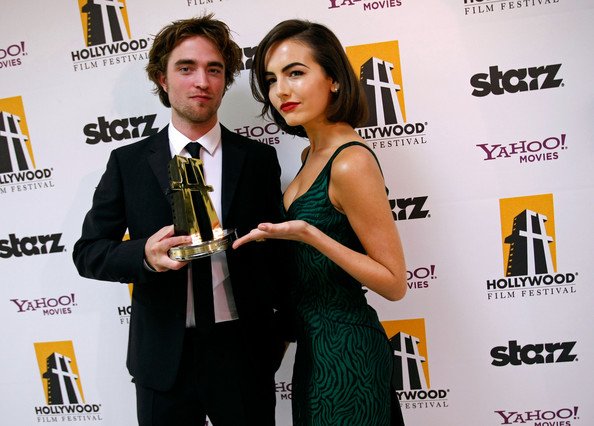 El 27 de octubre Rob de vuelta en LA asiste a la ceremonia donde le entregan el “New Hollywood Award”. Estuvo acompañado de Camilla Belle y de Kat Dennings (con la que hizo un shoot muy bello).