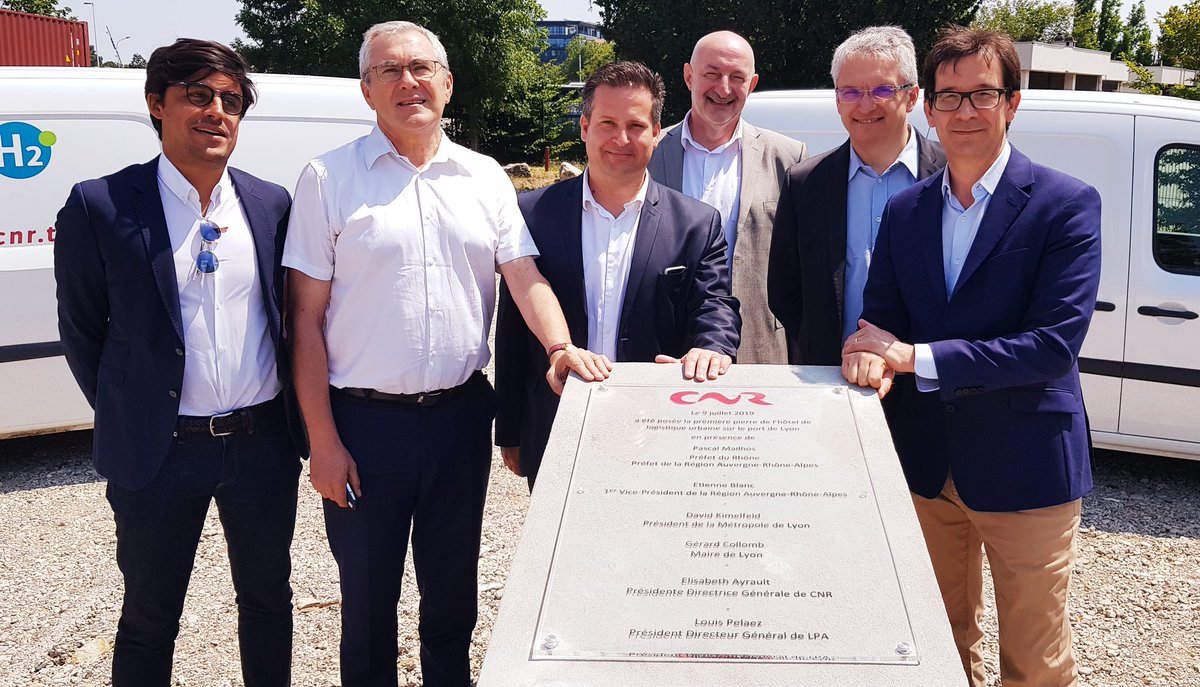 #Rhone 1ère pierre de l'Hôtel de Logistique Urbaine posée en présence de <a href="/gerardcollomb/">Gérard Collomb</a> <a href="/DavidKimelfeld/">David Kimelfeld</a> la Présidente de la <a href="/CNR_Officiel/">CNR</a> et toute l'équipe de <a href="/Poste_Immo/">La Poste Immobilier</a>