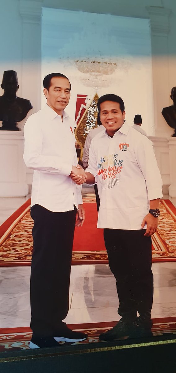 Tidak dalam rangka meminta restu utk maju sebagai Kepala Daerah tapi ini silaturrahim biasa antara Presiden dan Rakyatnya......
Saya Bukan Calon Walikota atau Bupati hehehee...