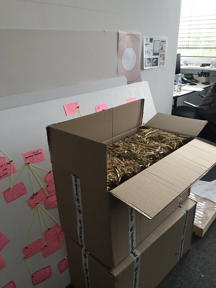 a_muschner's tweet photo. Ein ganz normaler Tag im #CeRRI: es wurde ein Strohballen geliefert.  (Was sich dahinter verbirgt, wird im Herbst verraten.) #designfordebate #prototyping https://t.co/zeGAP2TaDE