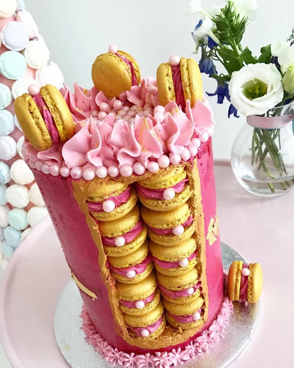 Mycakes6's tweet photo. ##caketrend2019 wat vind jij van de “fault line cake” ? Deze is 18 cm hoog en 10 cm breedt🤪 #caketrend #faultlinecake #macarons #caketweets https://t.co/SuVaLZa1WB