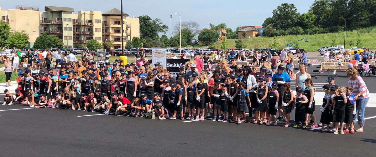MikePorth's tweet photo. Great #NPIC2019 Youth Grilling Event with class room,  cooking, and giving to communities activities. Great job ⁦@SmithfieldFoods⁩ ⁦@NationalPork⁩ for supporting this event at Conference https://t.co/7cgPwpTIst
