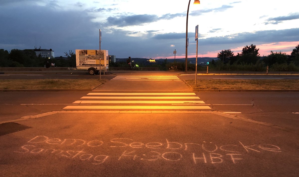 oherbstde's tweet image. Trotz elektronischer Medien bleibt manche #Textsorte aus Protestdiskursen von früher erhalten. #Protestdiskurs #Linguistik #Seebrücke #Würzburg #Demo