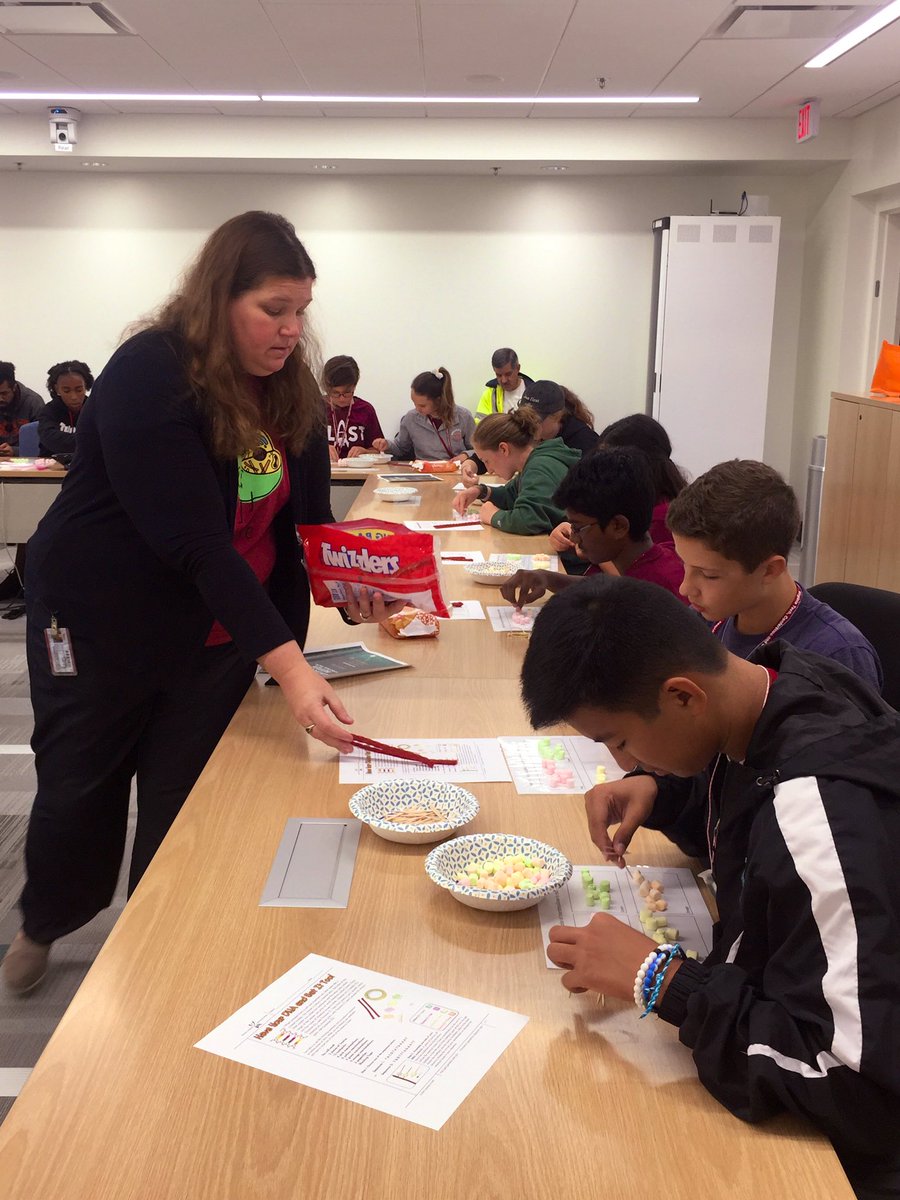 FralinLifeSci's tweet photo. Make your DNA 🧬 and eat it too:
Now, the #BLASTCamp students are modeling DNA from Twizzlers and marshmallows! @VTEngineering @VTCEED https://t.co/Fyuel7Nar2