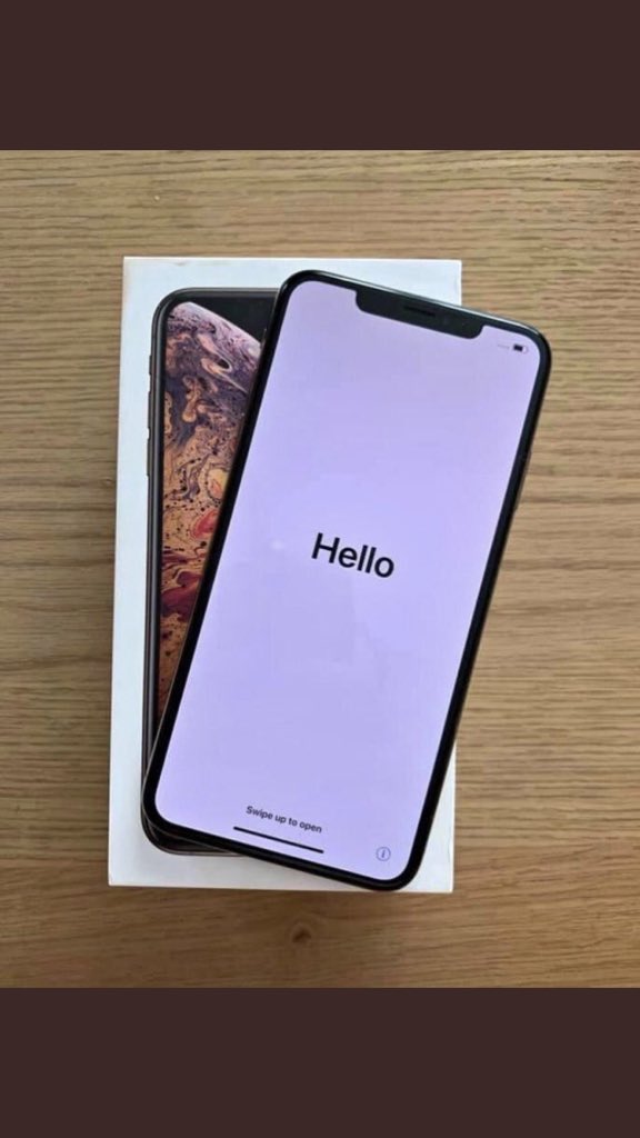 SloganGiveAways's tweet photo. IPhone XS Black giveaway! 

- RT this tweet!
- Follow Us @onetapszn and @itsurrboyshakir 
- Turn Notifications On

🔜 Ends at 100 Likes! ⚡️ ACT FAST ⚡️ https://t.co/sxuG6nrjki