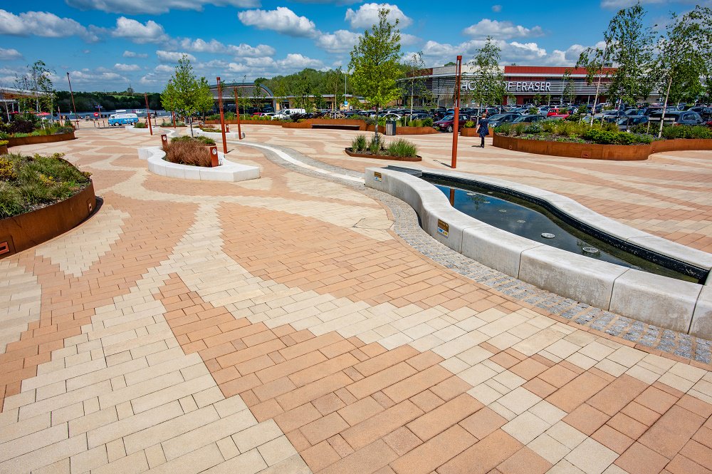 CharconUK's tweet photo. Have you seen the completed project at Rushden Lakes? We used Andover Textured - a premium quality flag and block paving product available in a wide range of shades and sizes. Find out more https://t.co/TRRqU98bjs #paving #landscaping #hardlandscaping https://t.co/hQ8sHiJrY7