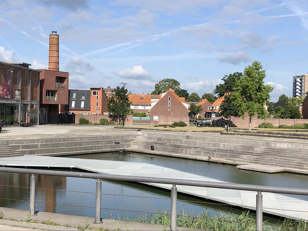 Jvanderheide's tweet photo. @Gem_Enschede kan iemand even nagaan wiens heldere idee dit was? Valt me nog mee dat naast een gedeelte in het water, de rest nog niet in brand heeft gestaan. https://t.co/fROBcI6KsV