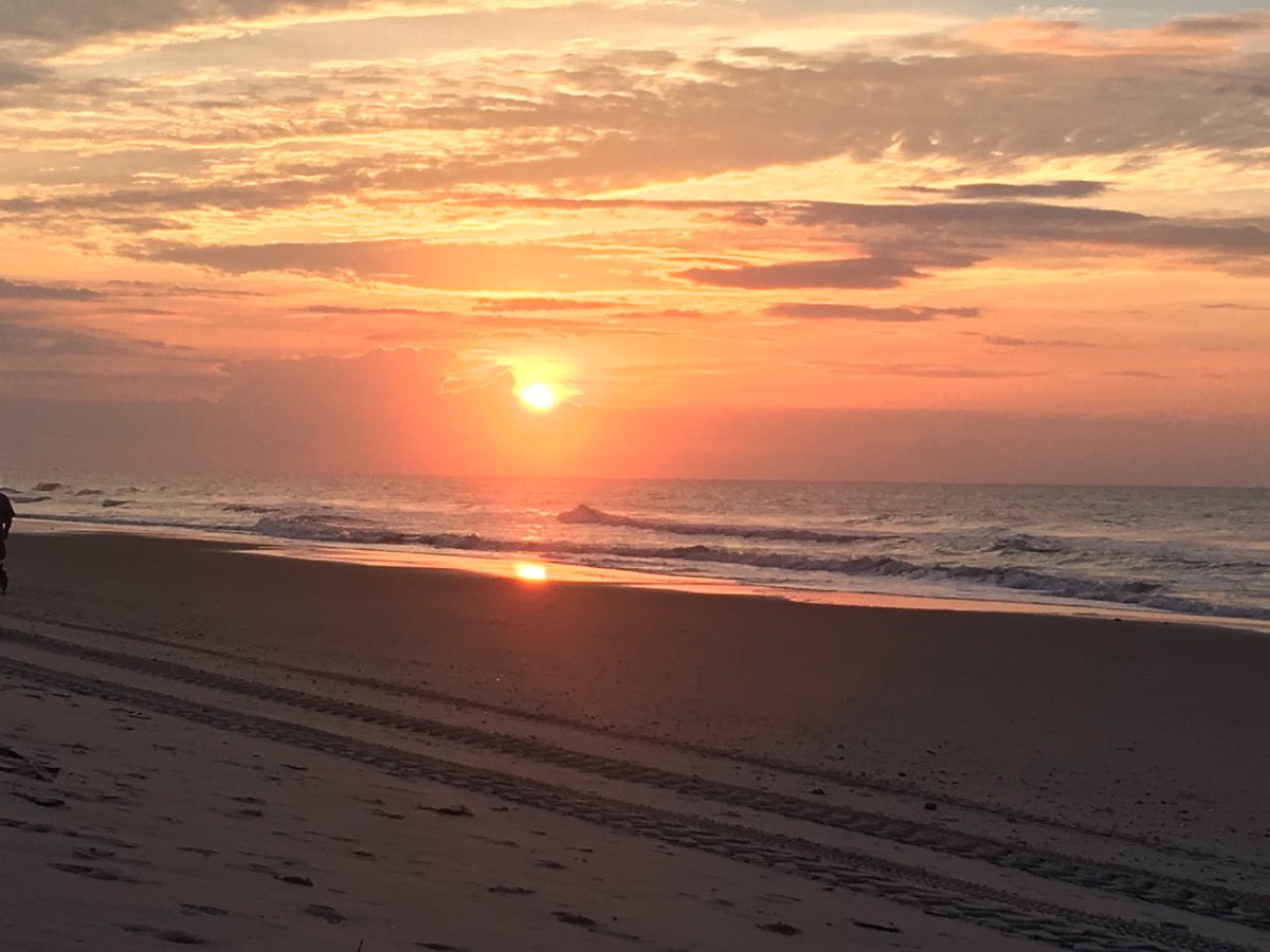TeamGarrison3's tweet photo. Wishing I could go back to the beach and watch the sunrise #summerselfie #BogerBingo https://t.co/7O8jqbXNlj