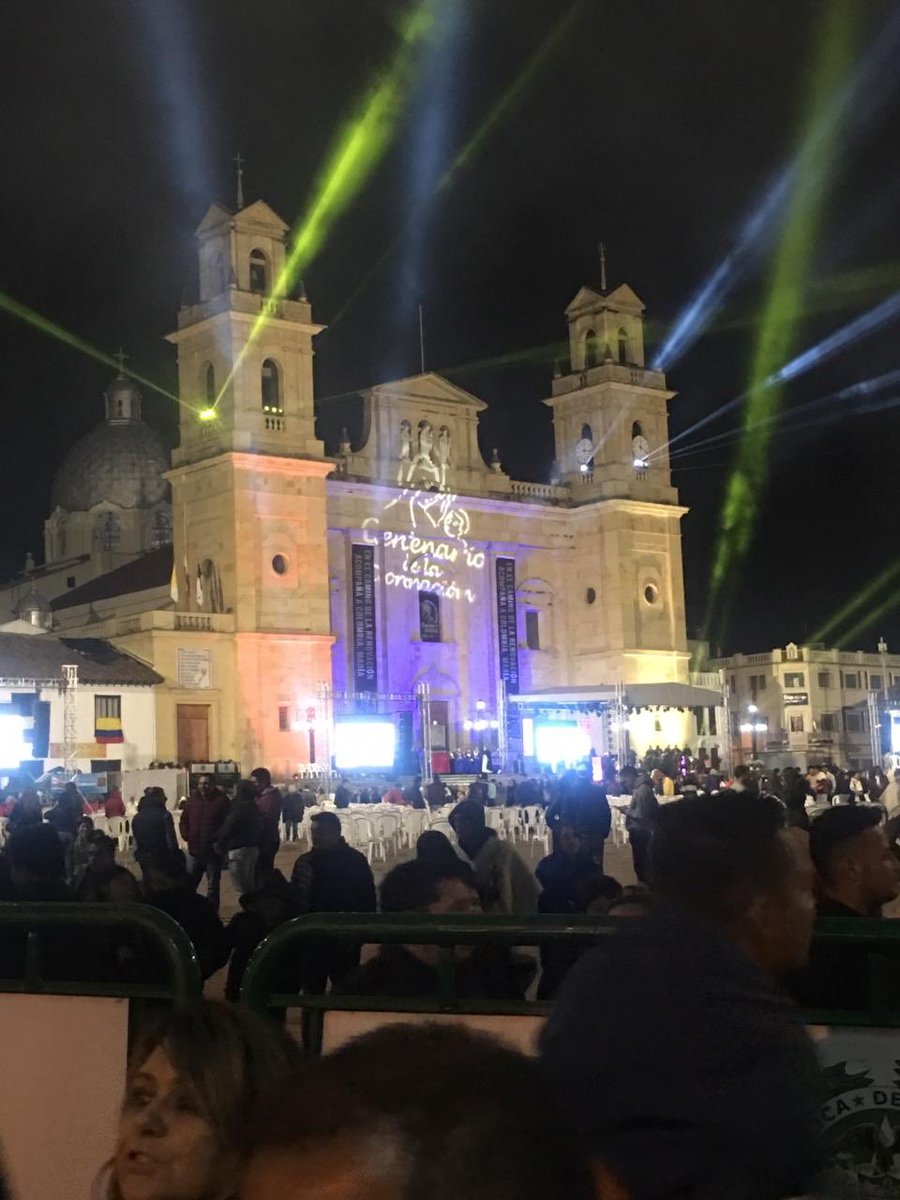 EWTNespanol's tweet photo. Asi celebraron los colombianos los 100 años de la coronación de la Virgen de #Chiquinquirá, su santa patrona. 📷 Angelica Duarte https://t.co/AY6BZx3vEl
