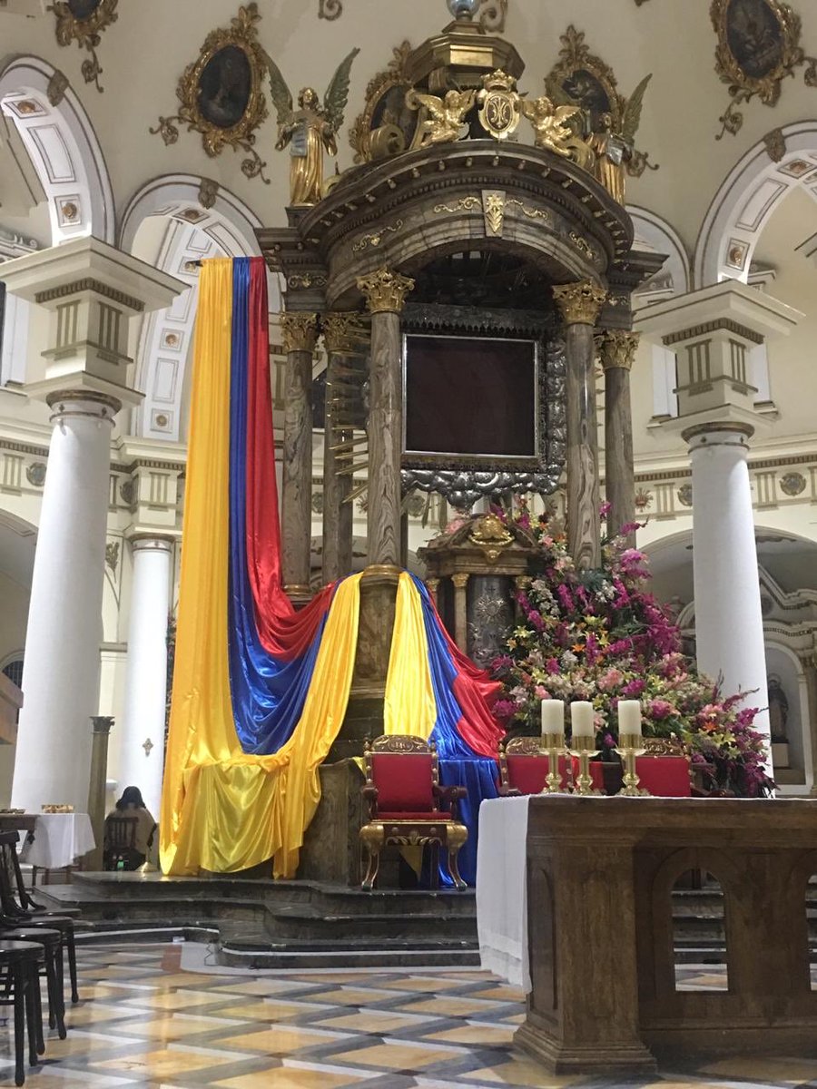 EWTNespanol's tweet photo. Asi celebraron los colombianos los 100 años de la coronación de la Virgen de #Chiquinquirá, su santa patrona. 📷 Angelica Duarte https://t.co/AY6BZx3vEl