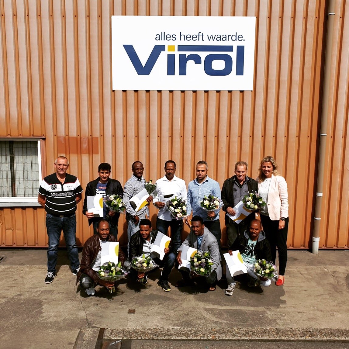 En dan heb je in eens 2 papiertjes op zak, een diploma🎓en een contract 📄! Trots op dit bijzondere team van de Virol E-waste Academy. Extra bewondering voor James (65 jaar). 🥳🎉🎓📄 <a href="/e_virol/">Virol E-waste</a> @VirolRecycling <a href="/AfeerNL/">Afeer</a>