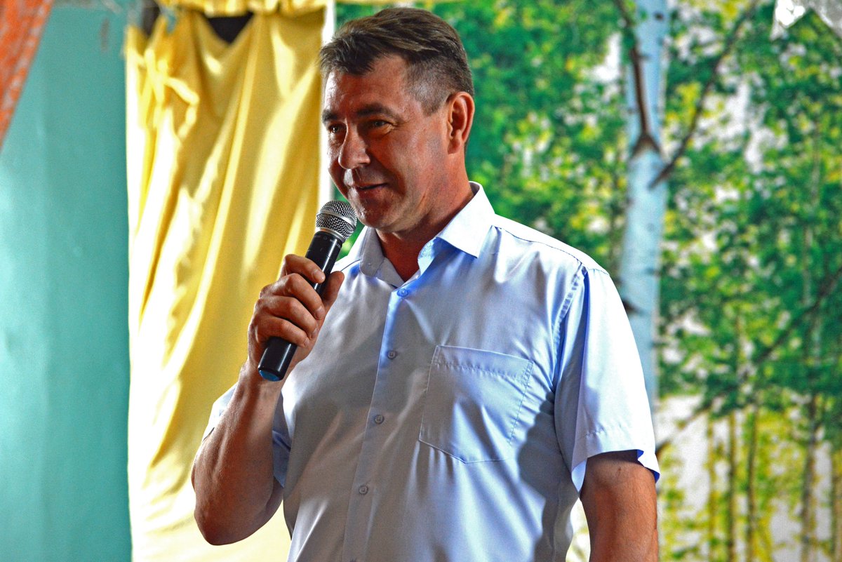admtozk's tweet photo. Вчера, на собрании граждан села Богдановка глава Тоцкого района Владимир Ковешников вручил  удостоверение, памятный знак и ленту Почетного гражданина Тоцкого района Поташкину Семену Тимофеевичу. Такое решение было принято Советом депутатов Тоцкого района 28 июня 2019 года. https://t.co/JCFg7JYF4X