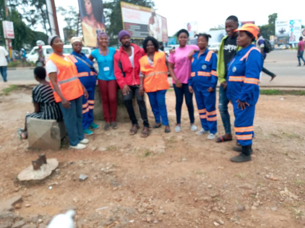 Youthariseorg's tweet photo. Comm-Serv 19-Day 1
Team Excellence🔱
They joined a contracted cleaning agency to clean up a market and a bus station in Suame and Ejisuman
As advocates for SDG 6, they believe the youths through volunteering is the key to attaining Clean Water and Sanitation
#LDTP #YAO #CommServ https://t.co/dwkhFIectE