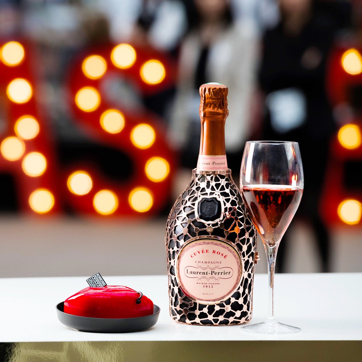 champagneLPIT's tweet photo. Qualcuno ha detto aperitivo?
#laurentperrier #laurentperrieritalia #cuvéerosé
#lpstyle #lacuvée #brut #champagnepop #champagnelover #champagnetoast https://t.co/z4br12WK9Y