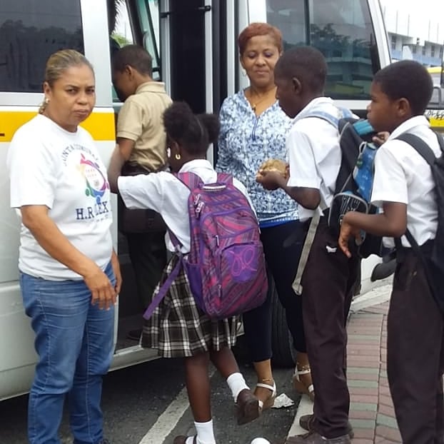 JuntaCBarrioSur's tweet photo. Colaboradores de la Junta Comunal de Barrio Sur, apoyan en la atención de los niños del programa Transporte escolar gratuito https://t.co/oEeYSzJMSU