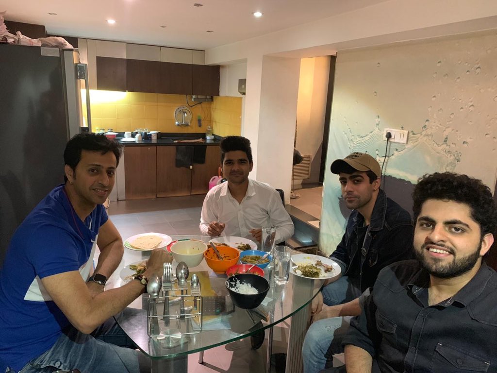 Salmanaliidol's tweet photo. Mere bade bhai Salim ka bahut shukriya mujhe itna piyaar dene k liye. https://t.co/TKQyw2fkMj