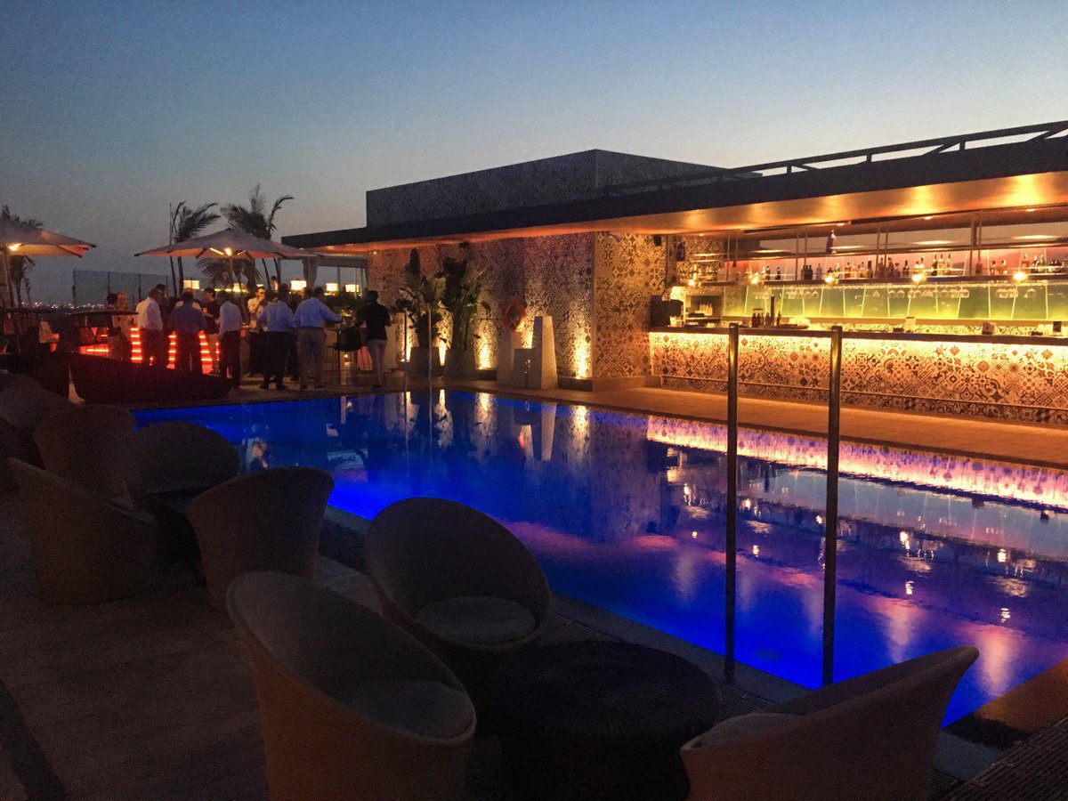 Te mereces una cena bajo las estrellas ✨ 
.
.
Don’t miss a dinner under the stars ✨
#cocktails #gastronomia #events #gastronomy #rooftop #restaurant #barcelona #theclockterrace #drinks #music #barcelona #summer #view #sun #city #night #travel #sunset #roof #weekend