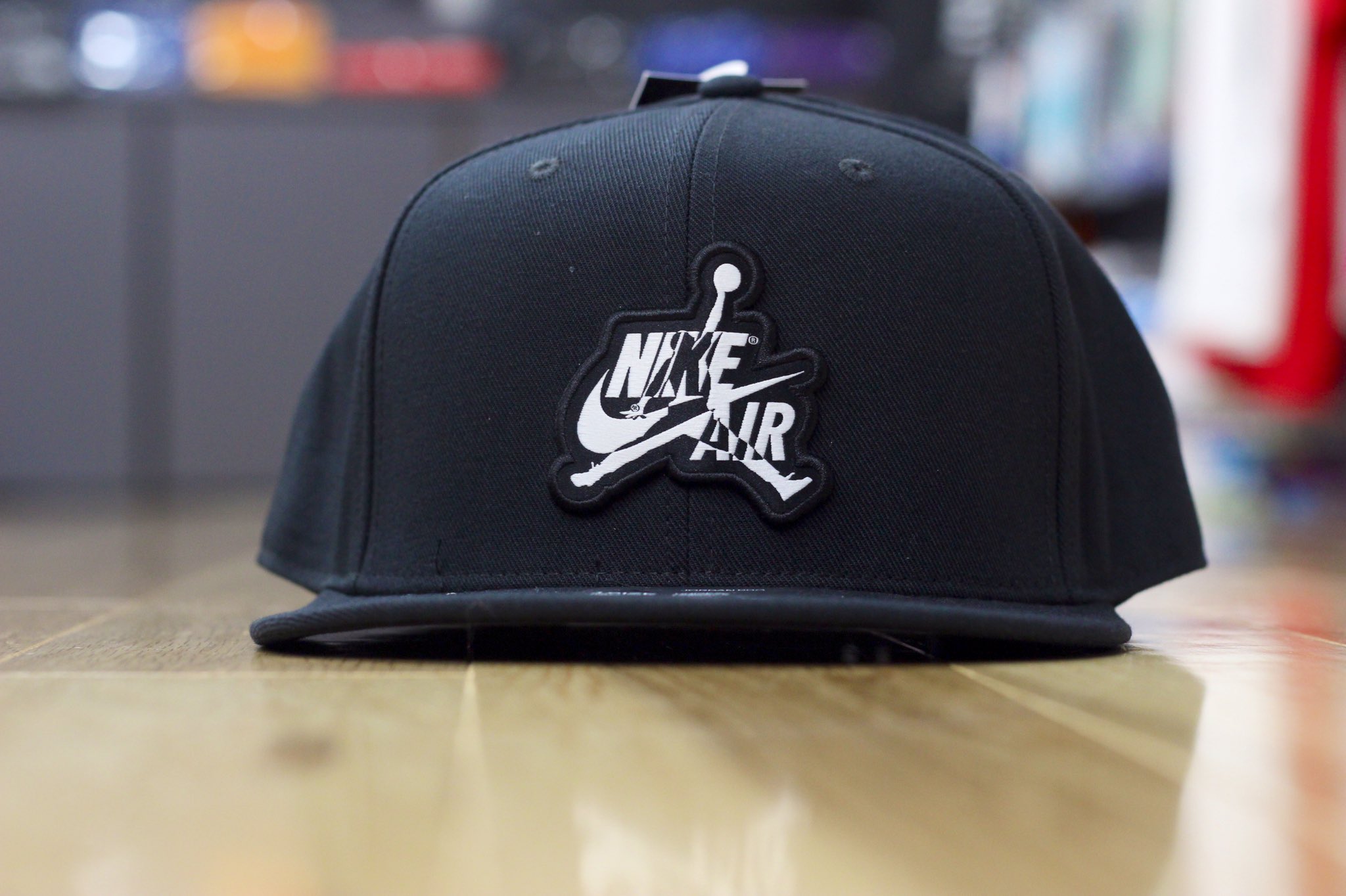 バスケ専門店 Slam Jordan ジョーダンブランドより新作キャップが入荷しました Nikeロゴ ジャンプマンロゴの2つがデザインされたジョーダンファン必見のキャップ 後ろのスナップベルトでサイズ調整可能です Jordan Nike Air バスケ スラム バスケ専門店 Slam Jordan ジョーダンブランドより新作キャップが入荷しました Nikeロゴ ジャンプマンロゴの2つがデザインされたジョーダンファン必見のキャップ 後ろのスナップベルトでサイズ調整可能です Jordan Nike Air バスケ スラム