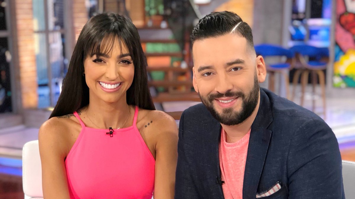 hoydia's tweet photo. Si te quieres poner al día con lo mejor del mundo del entretenimiento, @csierika y @franciscocaceres lo tienen TODO para ti en #FarandulaVIP💥❤️🙌🏼 #UnNuevoDia #MasCercaDeTi https://t.co/cWbuPdb8HE