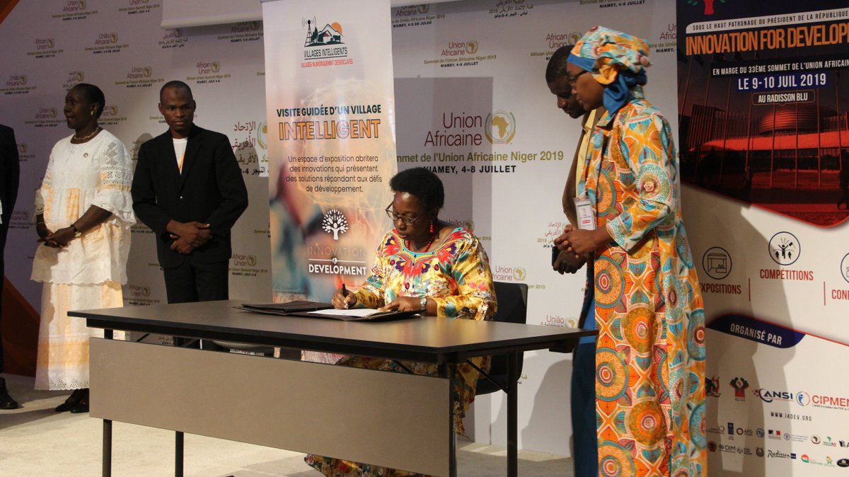 PnudNiger's tweet photo. A l'occasion du lancement du « Innovation 4 DEV) », @PnudNiger @Unicefniger @omsniger @FAONiger et d'autres institutions ont signé une "Letter of Intent for Collaboration on Smart Villages Project and rural digital development in Niger" @UNDPtech @ahunnaeziakonwa @DianaOfwona https://t.co/tE3i39Pvqj