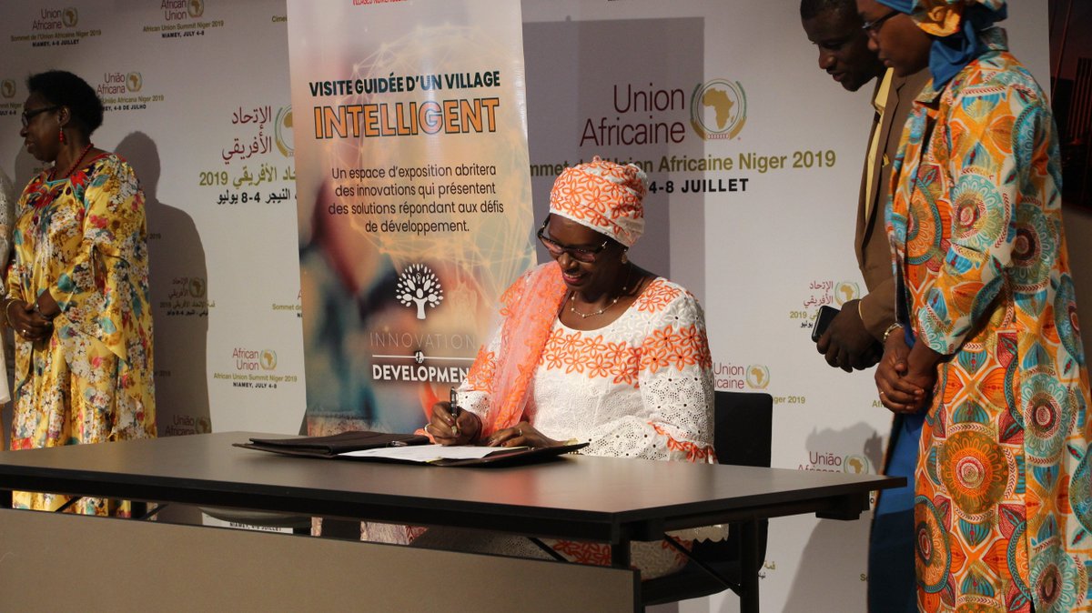 PnudNiger's tweet photo. A l'occasion du lancement du « Innovation 4 DEV) », @PnudNiger @Unicefniger @omsniger @FAONiger et d'autres institutions ont signé une "Letter of Intent for Collaboration on Smart Villages Project and rural digital development in Niger" @UNDPtech @ahunnaeziakonwa @DianaOfwona https://t.co/tE3i39Pvqj