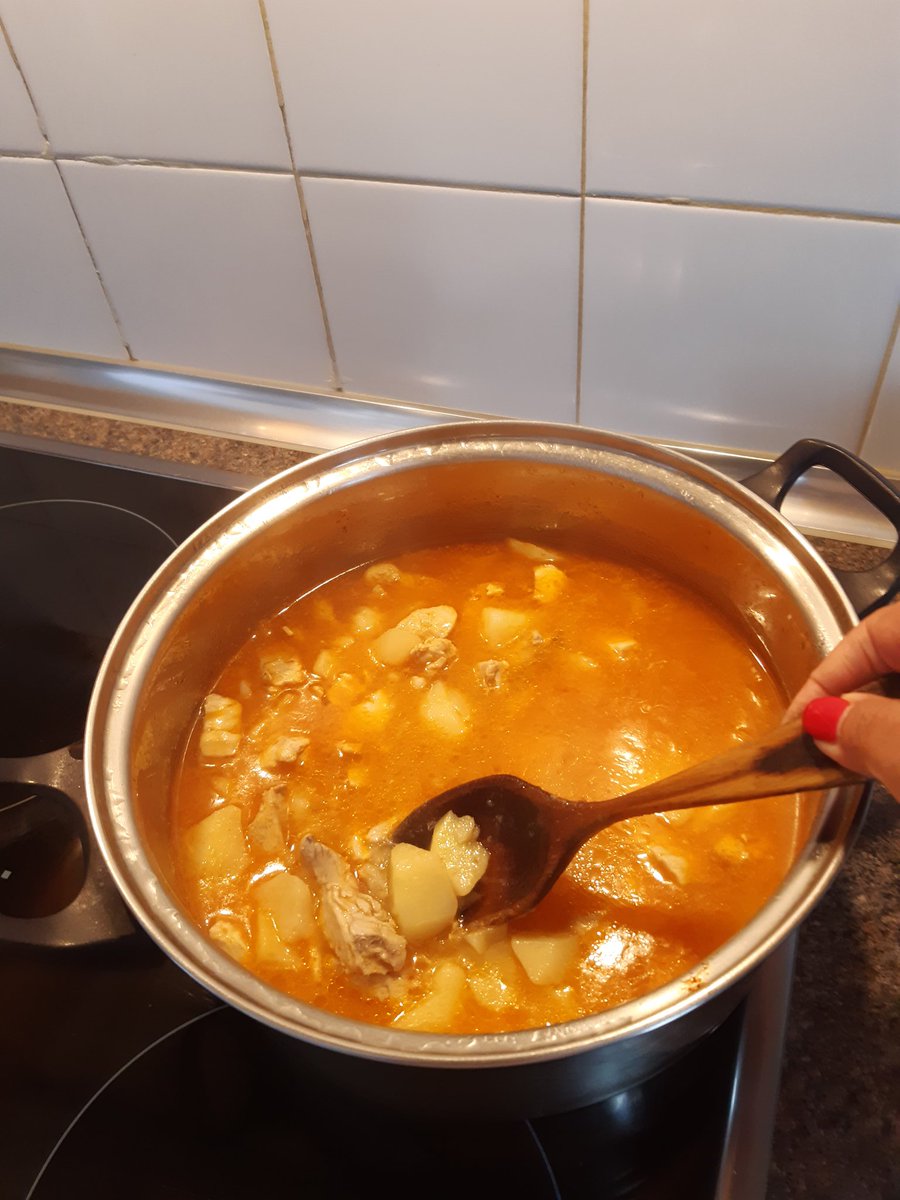 Maidermartinez6's tweet photo. Buenas tardes mis #Rodeas . Hoy he hecho marmita de bonito, típico del País Vasco 😍😋
#FelizMartes y siempre #AbrazandoLoBueno ❤😘 https://t.co/Xwu3Jwi0eP