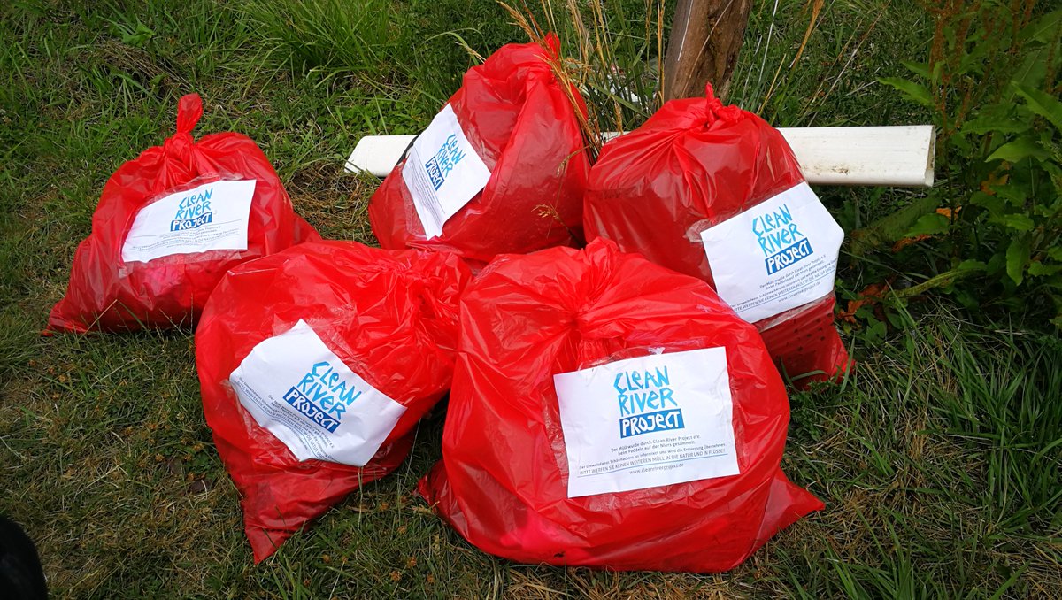 INNOFACT_AG's tweet photo. Angeregt vom #cleanriverproject waren am Samstag einige Kollegen der #Innofact_ag auf der Niers paddeln und haben nebenbei noch Müll gesammelt. Das war eine tolle Aktion, die #Umwelt dankt es Euch. https://t.co/rKoR1eY6ae
