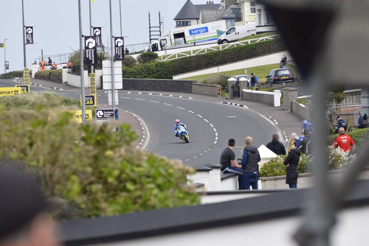 JohnJohnm53's tweet photo. Lee Johnston coming down the coast road at the #NorthWest #roadracing #betweenthekerbs #Supersport #Ashcourt https://t.co/keXlJmycrB