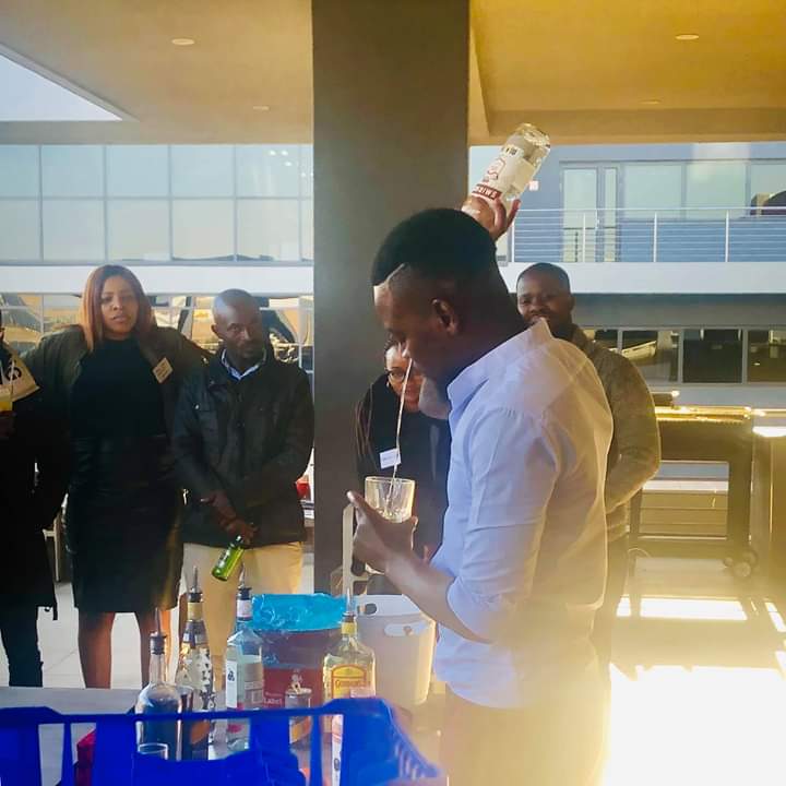 bluewavebar's tweet photo. Team buildings with a difference. Call / whatsapp 0659322992 or email info@bluewavemobilebar.co.za for enquiries. Party in style this 2019 . Diff cocktail bar, beer and gin bar packages available as well #FreshOn405 https://t.co/kLHt1cnUMu