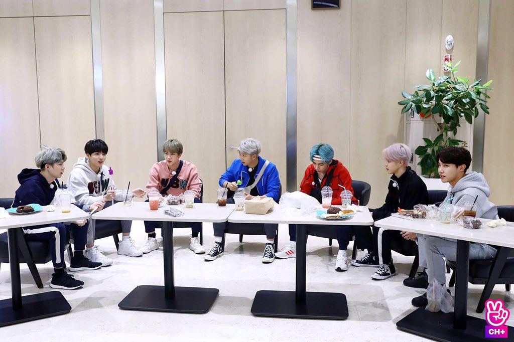 CocktailMy's tweet photo. Vote thôi chứ làm gì nữa...
💗💗💗
My #TeenChoice for #ChoiceFandom is #BTSARMY @BTS_twt https://t.co/PRqexavRNu