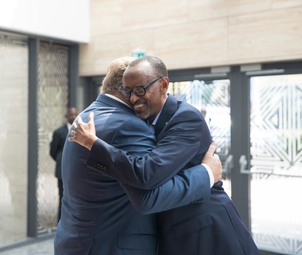 FistonFelixHab's tweet photo. #Royalfmnews 
Pst. @RickWarren yavuze ko Perezida Kagame ari umuyobozi udasanzwe, ibi abishingira ku kuba  mu buyobozi bwe ashyira imbere inyungu z’abaturage imbere y’ize. https://t.co/qqm00PkIvQ