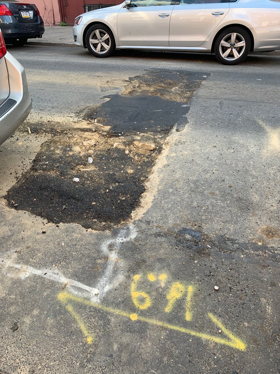 soffpretzy's tweet photo. @PhilaStreets hey can you finish filling this hole on 8th at Ritner? Cars keep bottoming out and this just doesn’t cut it. Maybe send a different crew this time? Thanks in advance. https://t.co/p72eJS9hEH